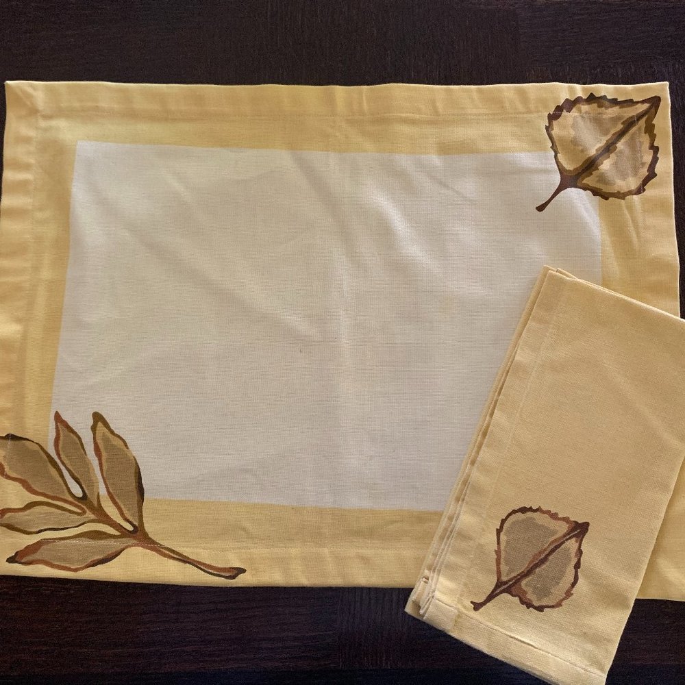 Set of 8 Pottery Barn placemats napkins